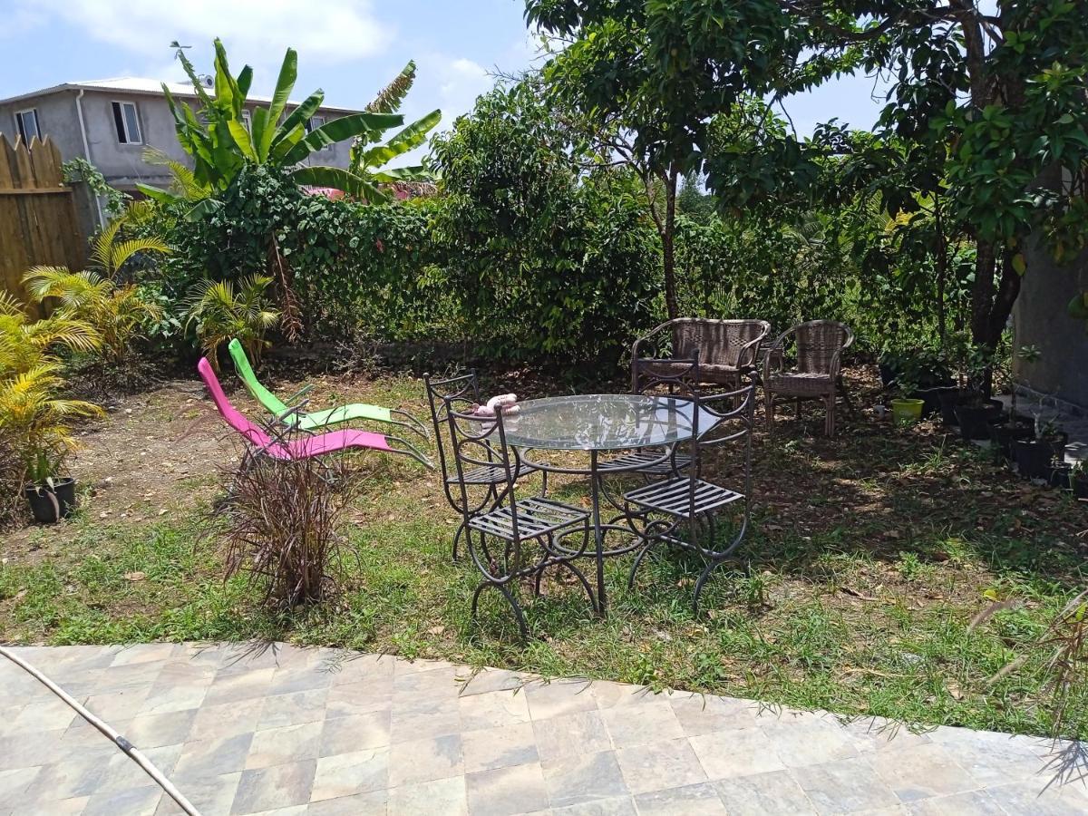 Zannanna Delair Pension Sainte-Anne  Buitenkant foto